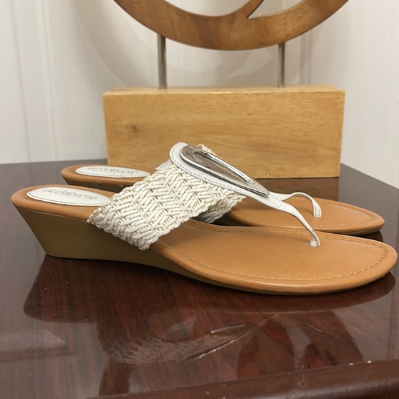 LIZ CLAIBORNE Thong Flip Flop Wedge Sandals — 8 US (white) - Picture 3 of 7